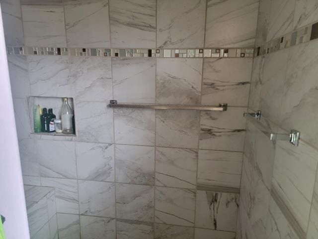 bathroom featuring tiled shower