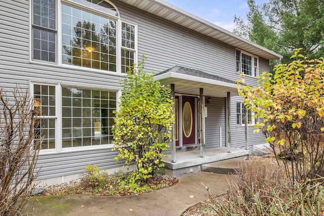 entrance to property featuring covered porch