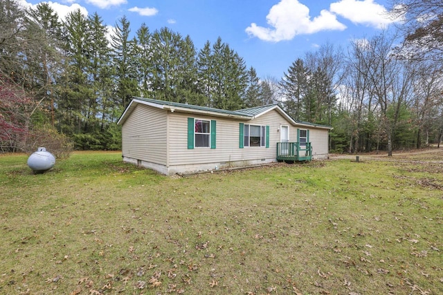 manufactured / mobile home featuring a front lawn