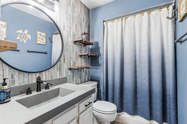 bathroom with a shower with curtain, vanity, and toilet