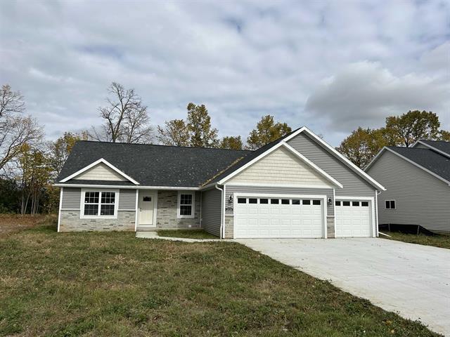 view of front of property featuring a front lawn and a garage