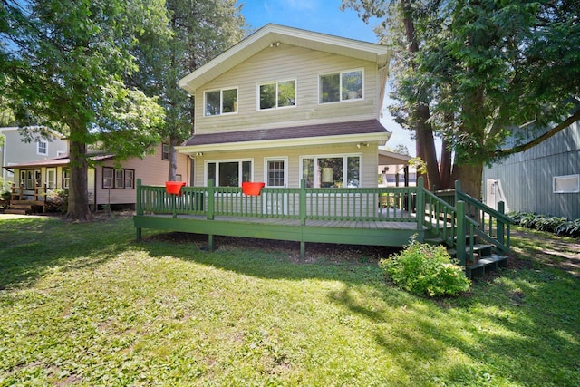 view of front of property featuring a wooden deck and a front lawn