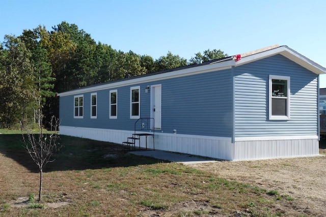 manufactured / mobile home with a front lawn