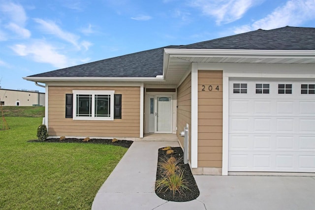 view of front facade featuring a garage and a front lawn