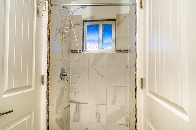 bathroom featuring tiled shower