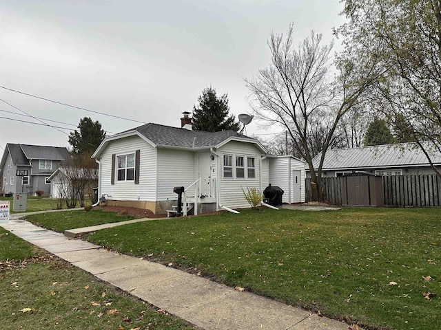 view of front facade with a front lawn