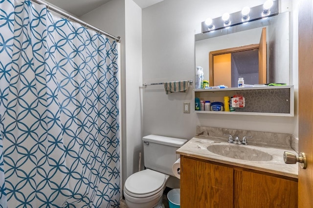 bathroom featuring a shower with shower curtain, vanity, and toilet