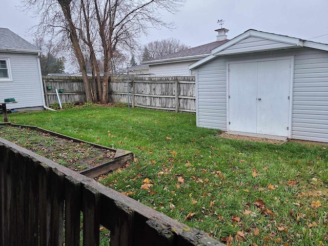 view of yard featuring a storage shed