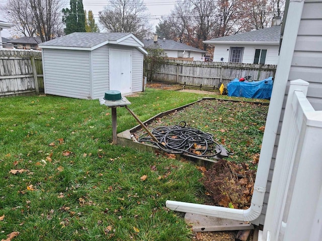 view of yard featuring a shed