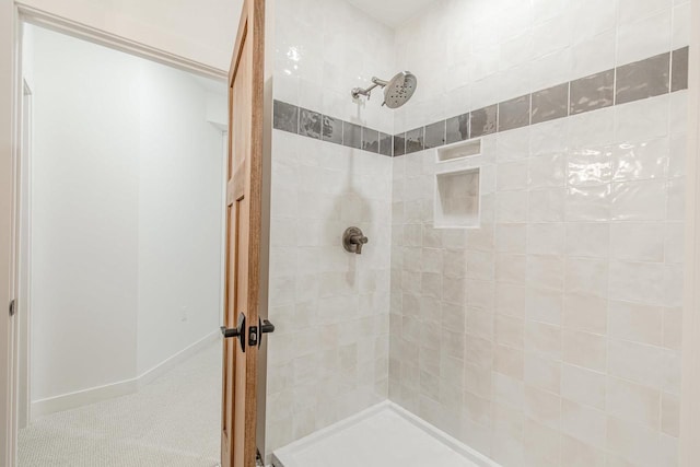 bathroom featuring a tile shower