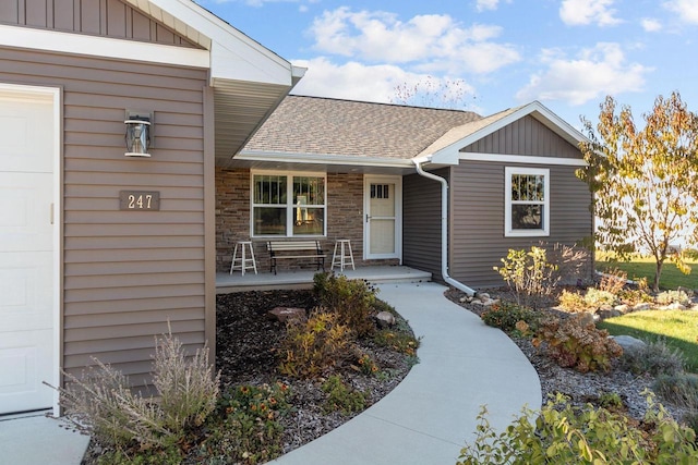 entrance to property featuring covered porch