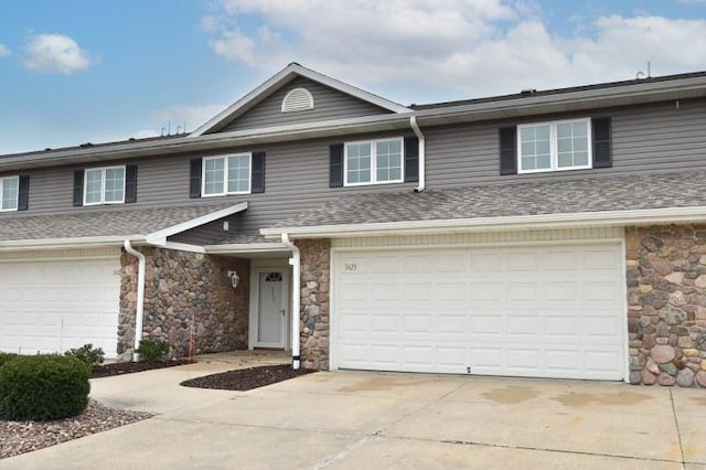 view of front property featuring a garage