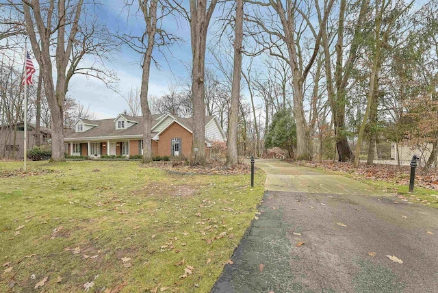 view of front facade with a front yard