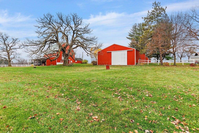 view of yard featuring an outdoor structure