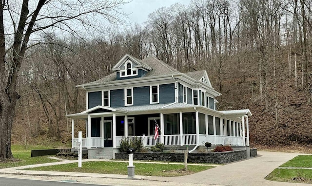 farmhouse-style home with a front yard