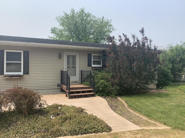 view of front facade with a front yard