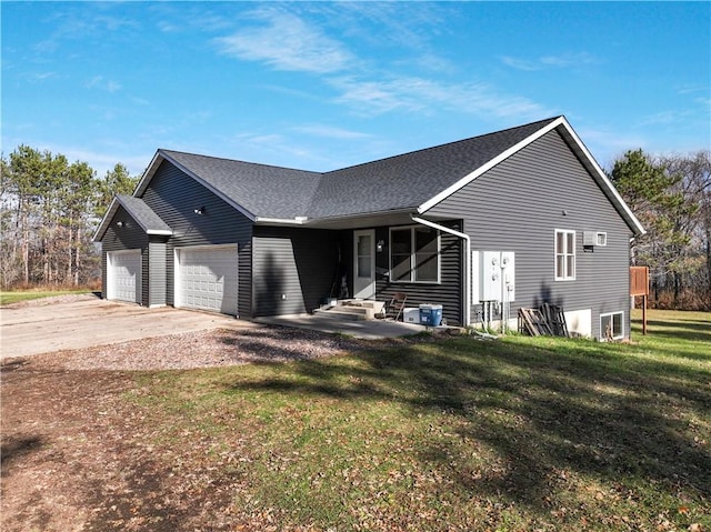 view of front of house featuring a front yard and a garage