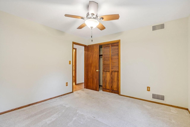 carpeted empty room featuring ceiling fan