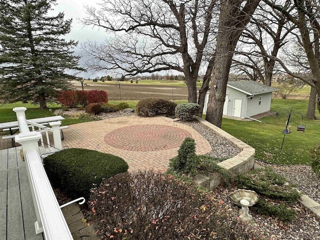 view of yard featuring an outbuilding