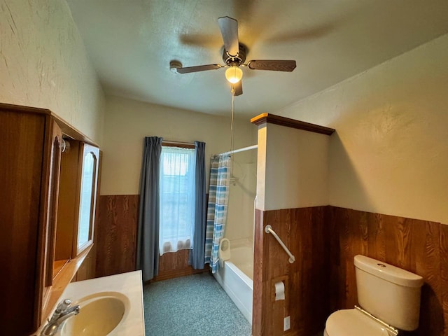 full bathroom featuring vanity, toilet, ceiling fan, and shower / bath combo with shower curtain