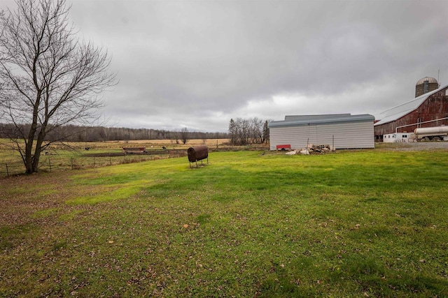 view of yard featuring a rural view