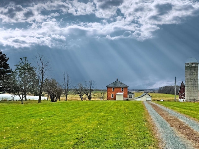 view of yard featuring a rural view