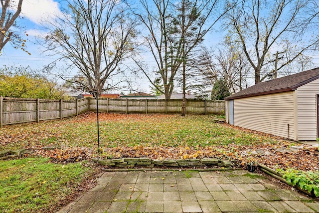 view of yard with an outbuilding