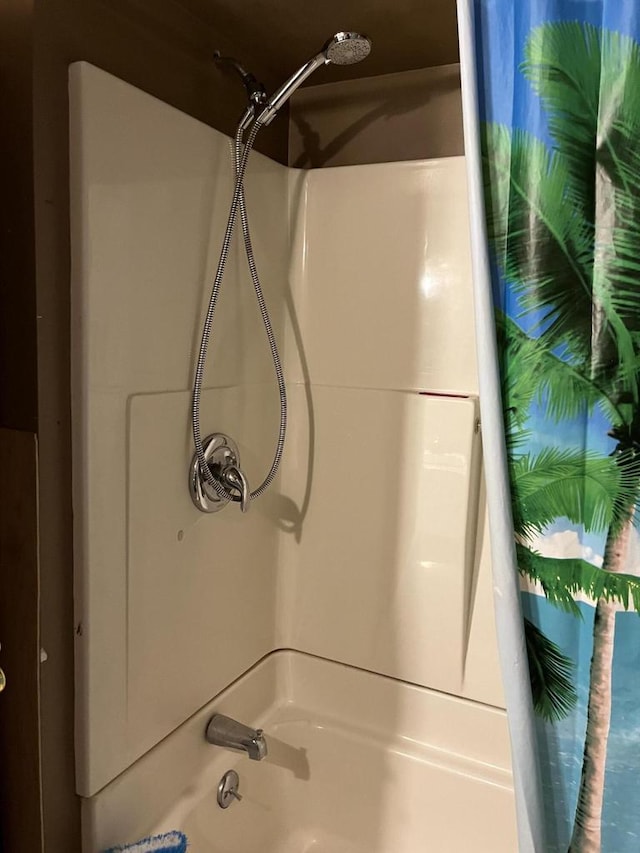 bathroom with shower / tub combo