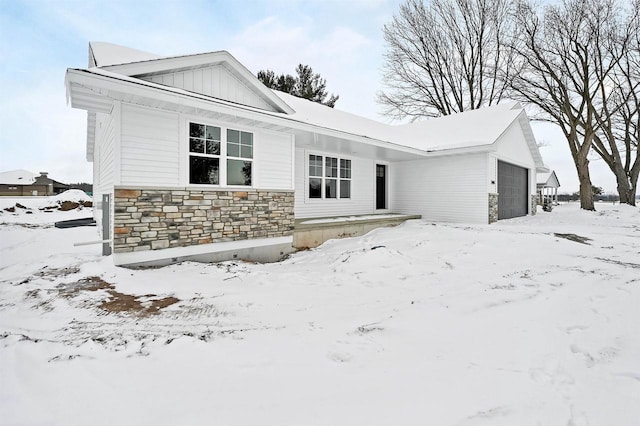 view of front facade featuring a garage