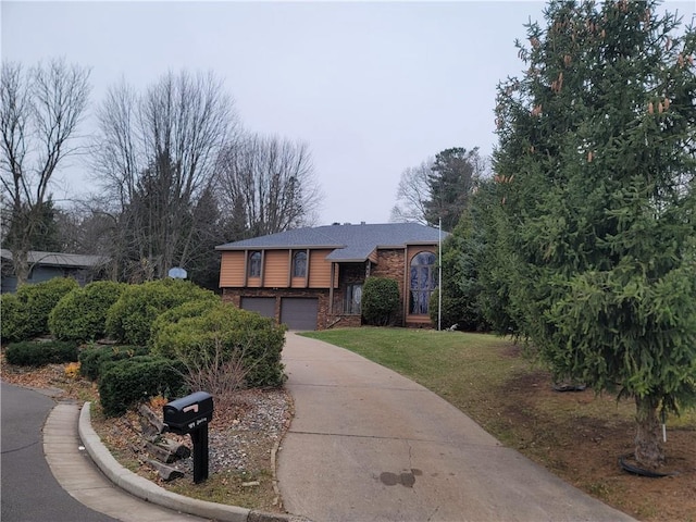 view of front facade featuring a front yard and a garage