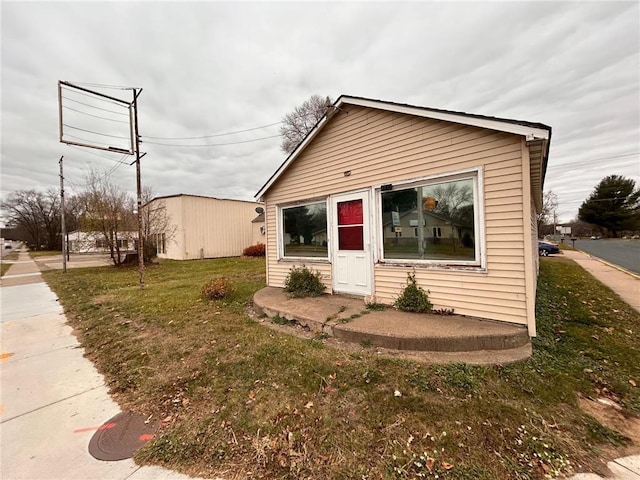 view of front of property featuring a front yard