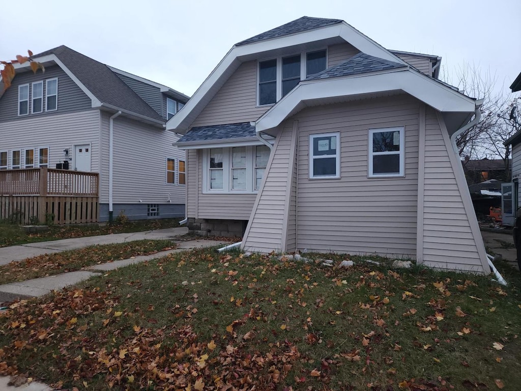 back of house featuring a yard