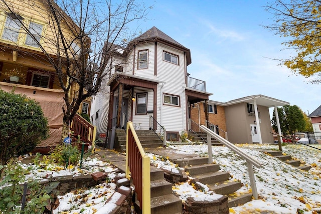 view of front of home featuring a balcony