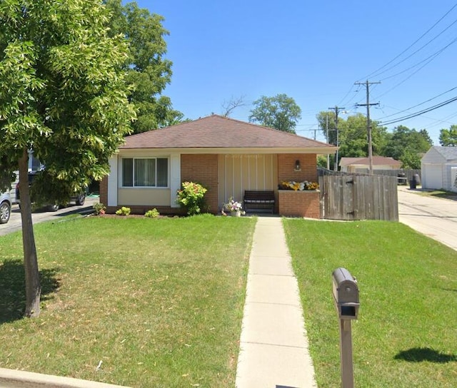 view of front of house featuring a front lawn