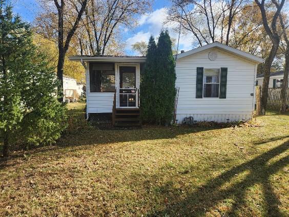 view of front of home with a front lawn