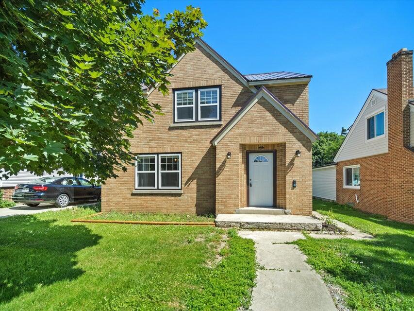 view of front of property featuring a front yard