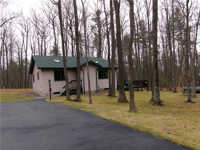 view of front of property featuring a front lawn