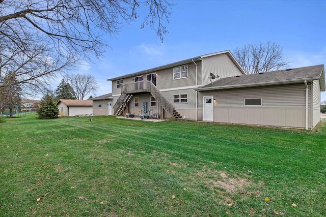 back of house featuring a lawn