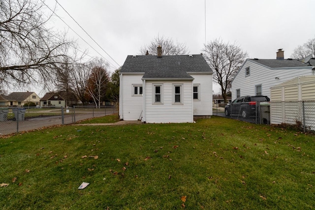 back of house featuring a yard