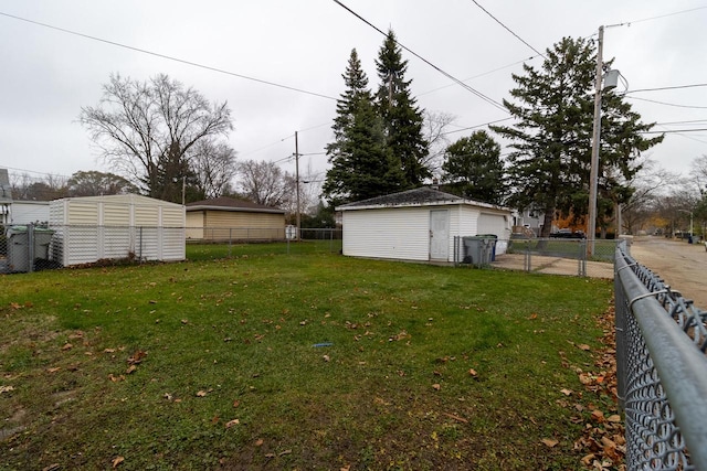 view of yard with an outbuilding