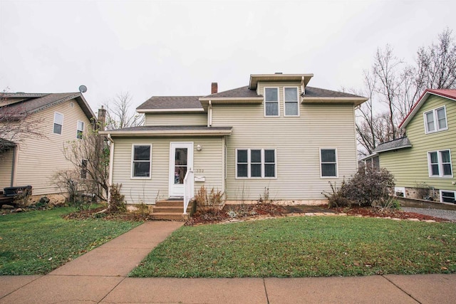 front of property with a front lawn