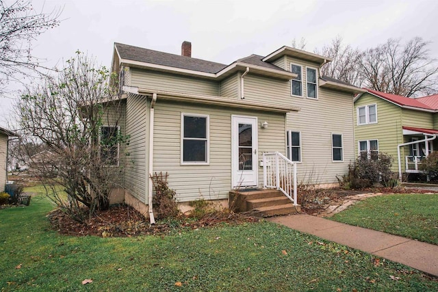 view of front property featuring a front lawn