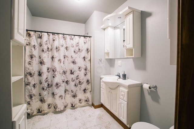 bathroom featuring a shower with shower curtain and vanity