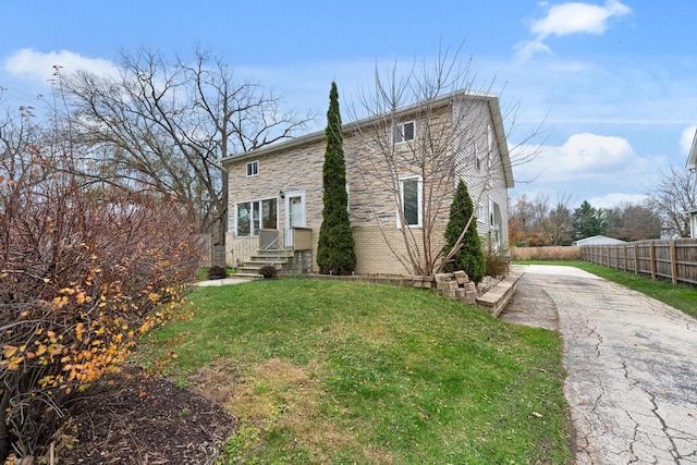 view of front of home featuring a front lawn