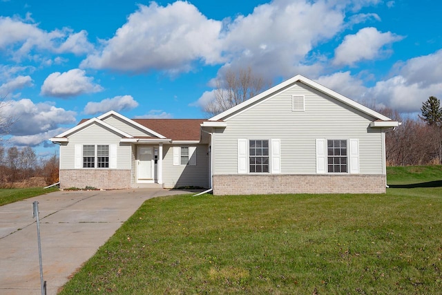 ranch-style house with a front yard