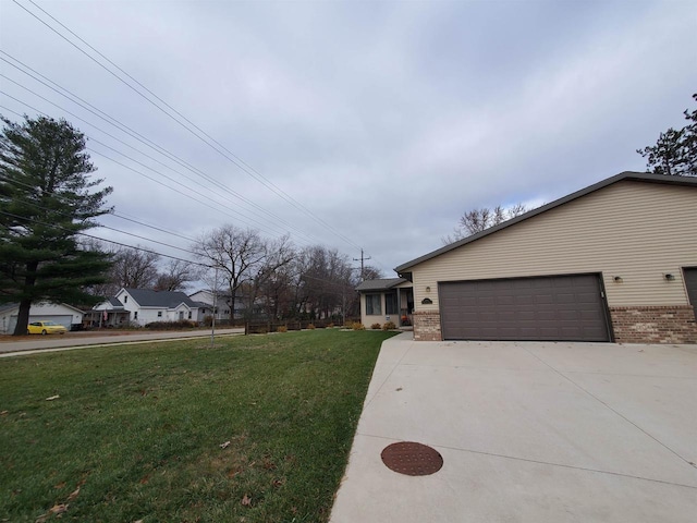 view of front of home featuring a front yard and a garage