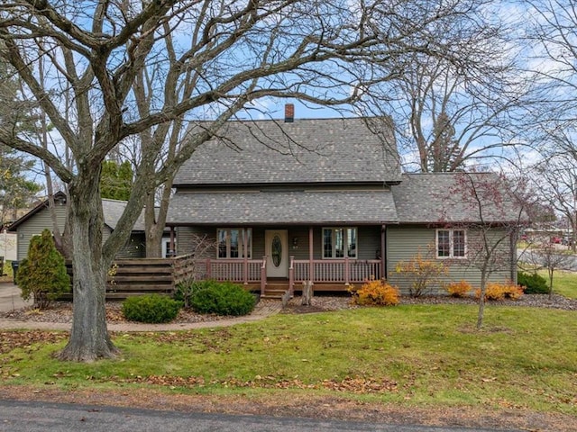 view of front facade with a front yard