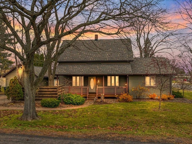 view of front of property featuring a lawn