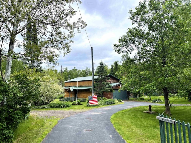 view of front of property featuring a front lawn