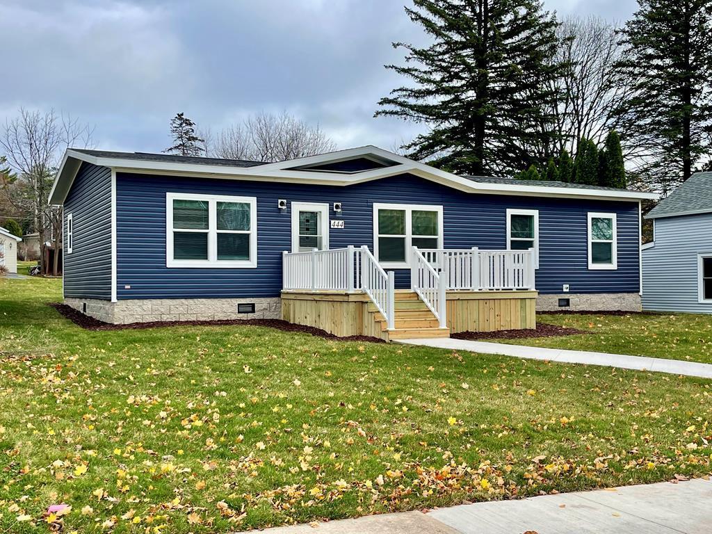 view of front facade with a front yard